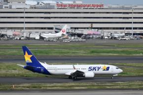 日本初の737MAX、羽田に到着 スカイマークの「JA738A」