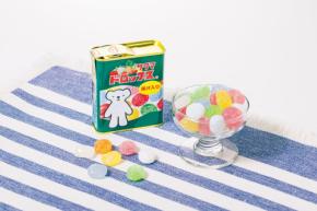 エア・ドゥ、ベア・ドゥデザインの「サクマドロップス」発売 機内販売新商品