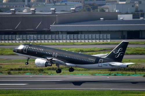 スターフライヤー（エアバスA320型機、JA06MC）