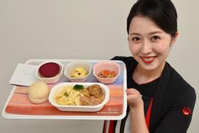 JAL、ホノルル線の機内食に本格ハワイアンメニュー 第1弾は「ガーリックシュリンプ」