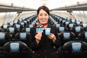 機内も“ジュビリーブルー” ディズニーシー25周年記念機「JAL Jubilee Express」【写真レポート】