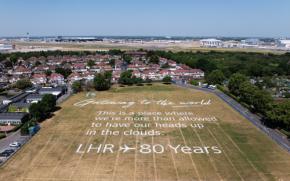 ロンドン・ヒースロー空港、開港80周年で初代「詩人アンバサダー」を任命 空から読める詩を近隣の校庭に描く