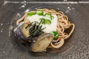 JAL、国際線ファーストクラスラウンジで「桜うどん」を提供 6月1日から
