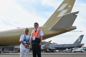 スターラックス航空、「AIRSORAYAMA」ゴールド機就航 張会長が操縦、成田で金銀2機並び