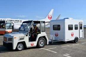JAL、駐機場に雷・猛暑の「逃げ場」 羽田に退避用トレーラー、AIで被雷回避