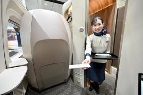 東海道新幹線に「6席だけ」の半個室シート 東京駅で初公開、2027年度サービス開始