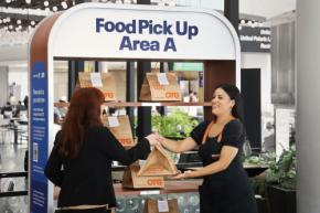 ユナイテッド航空、搭乗ゲートへの食事デリバリーを試験導入 ニューアークで