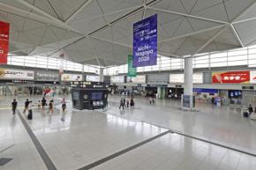 中部国際空港、アクセスプラザをリニューアル　中央にタワー型案内サインを設置