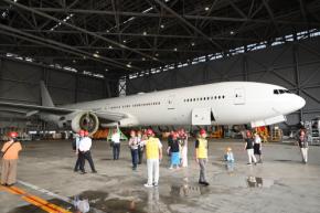 JALの退役777-300ER、売却前にファンがお別れ 真っ白な「JA733J」を間近で
