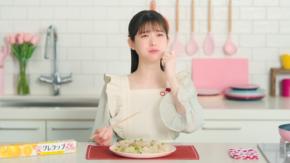 松村沙友理が春レシピに挑戦！「NEWクレラップ」新Webムービーで“旬”を届ける「旬感キッチン」始動