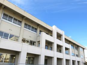 小学校教諭『児童に暴行＆不適切指導の数々』　女性教諭にはパワハラ　「同僚は自殺し複数の児童が不登校に…」