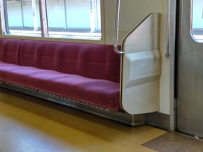 電車内で『女性2人の下着盗撮』 市立中学校校長(65)書類送検 校長は「魔が差した…」