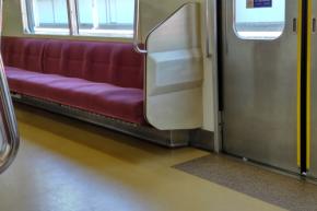 電車内で『女性2人の下着』盗撮 市立中学校校長(65)懲戒免職処分に… 教育長は「性加害に対しては特に厳しく対応」
