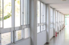 校内で『女子生徒の腕にいきなりキス』　県立高校教諭(59)懲戒免職　被害生徒の「服に手も入れる…」　