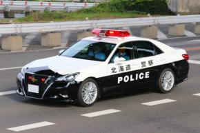 生徒4人を乗せて『居眠り運転・街路樹に激突』 中学校教諭(43)減給処分 生徒は「右腕骨折」の重傷