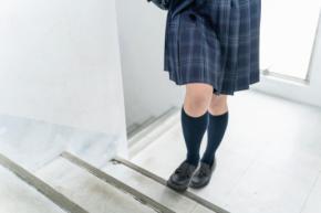 『女性の尻＆下着』盗撮　私立中学校教師(32)逮捕　教師は「学校で100回ほどやった…」