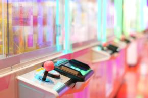 ゲーセンで『財布から現金盗む』　県立高校教諭(25)減給処分　金を抜き取り後「落とし物」として届ける…