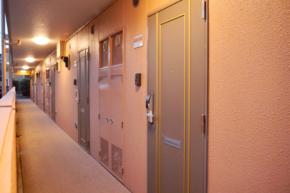 アパート廊下で『女性に1時間・性的暴行』　市立中学校教諭(35)懲戒免職　被害女性から【現金60万円も盗む…】