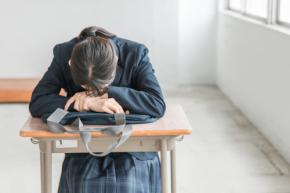 校内で『女子生徒を複数回・抱きしめキス』、「柿や現金盗む」など…　【4人の教職員】懲戒処分