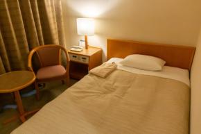 ホテルで『女子生徒と添い寝』　さらに「わいせつ行為」も…　府立高校職員(33)懲戒免職