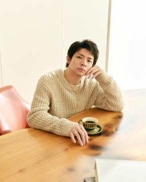 岸優太(Number_i) 『バナナ・リパブリック』最新ヴィジュアル公開! 「特別な空間で、心地よい洗練をまとう。」