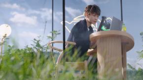 佐藤健 出演！　【綾鷹】新CM『お茶、しよっか。自宅』篇公開！！　宇多田ヒカルの新曲「パッパパラダイス」とともに…