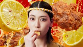 三吉彩花、ねじり鉢巻姿で“レモン太鼓”を豪快に打ち鳴らす 湖池屋ストロング新CMが7月1日放映開始