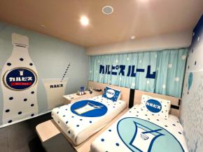 変なホテルの変な部屋すぎ…カルピス飲み放題に、デザインも小物もとにかくカルピス尽くしの部屋が登場(from浅草)!