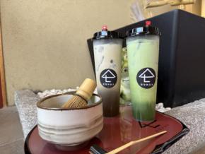 外国人観光客に人気!和モダンなスタンドカフェに注目♡ 目の前でお茶を点てて作るお茶系ラテがSNSでバズる⁉(from原宿)