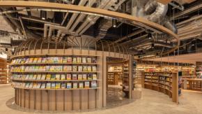 入場料を払ってフリードリンクのカフェ、ラウンジ利用もできる大型書店が登場(from高輪ゲートウェイ)