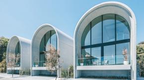 海が眼前に広がる真鶴に突如、登場した3棟のモダンデザインな建物…何？と思ってチェックしたら…