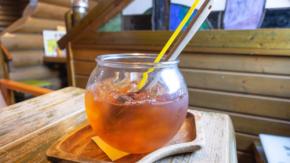 名物は「金魚鉢アイスティー」！“デカ盛り”ドリンクは埼玉の新たな名物？ （from埼玉県越谷市）