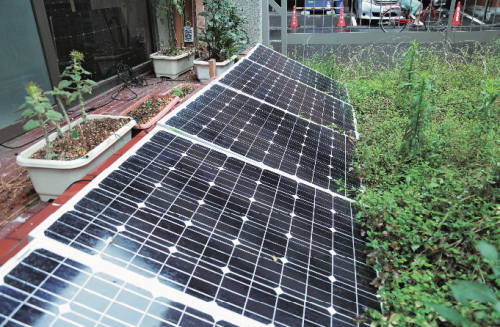 事務所の庭に置かれた太陽光パネル。