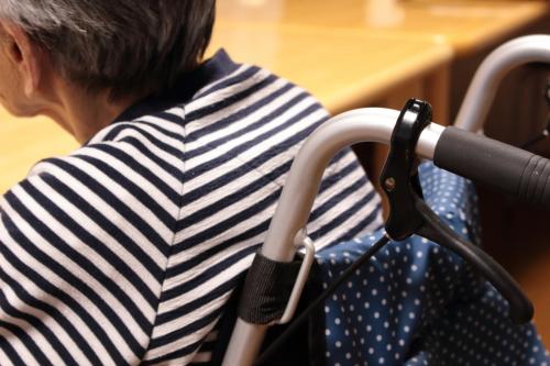 車椅子に乗る人