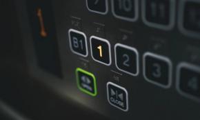 【目黒教授のワンポイント防災講座 vol.43】グラッと揺れたとき、エレベーターの中にいたらどうする?