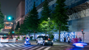 有楽町の街角で、ストリートな美術館発見！ 工事現場に展示されたアーティストの作品がとっても興味深い