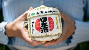 自分だけのミニ酒樽が作れる日本酒体験ツアーを発見！ 浅草の醸造所で日本酒を学ぶ、味わう、作る、持ち帰り♡