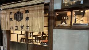 居酒屋好きなら、調布まで行ってみて！ 庶民的な大衆酒場がとっても魅惑的！ 多彩なもつ料理が自慢の一軒♡