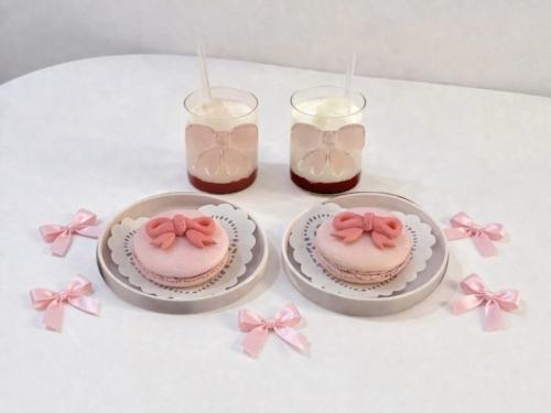 Cafe Ksyn'n(カフェ・カシノン)の看板メニューであるピンクのリボンクッキーがのったビッグマカロンと、リボンがあしらわれたグラスドリンク