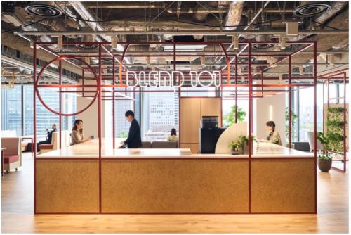 小松ウオール工業の101 TOKYO SHOWROOM OFFICE。木質デザインの空間で、ショールーム機能を備えた体験型オフィス。