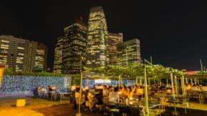 満天の星空と都心の夜景にうっとり♡ 新宿のど真ん中の屋上ビアホールで、最高の乾杯を味わいたい！