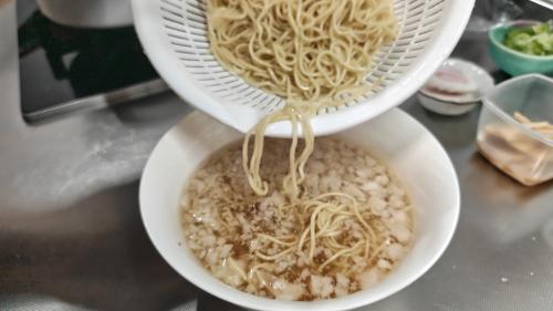 スープに麺を入れる