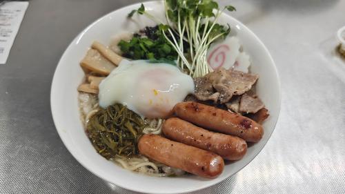 燕三条系ラーメンの完成図（トッピングマシマシ）