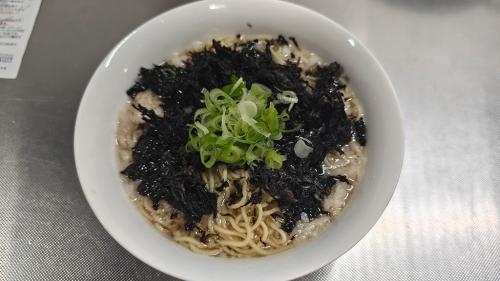 トッピングに付属の岩海苔と、シンプルに刻み葱のみを追加