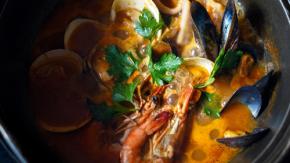 八丁堀で、魚介の旨み溢れるブイヤベースを満喫！ 夜だけ現れる極上の食堂でワインと味わう贅沢なひととき