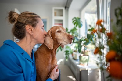 女性と犬