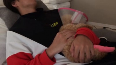 飼い主さんに寄り添うモコちゃん