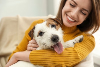犬を抱っこする女性