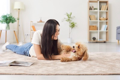 一緒にくつろぐ女性と犬