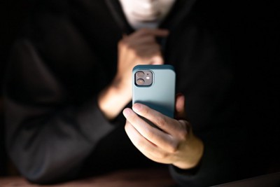 スマホを操作する犯罪者